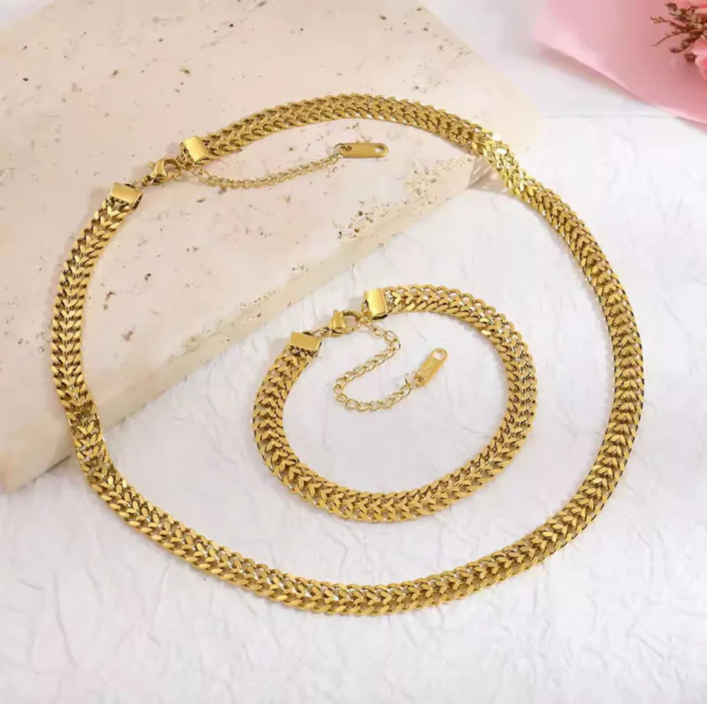 Luxury necklace and bracelet set